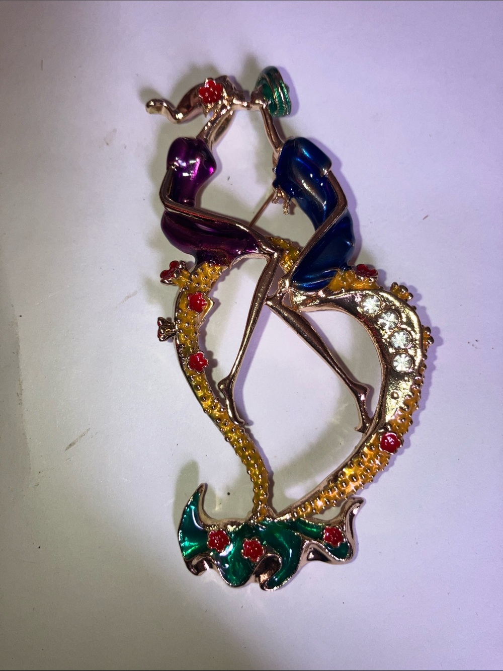 NWT big super cute broach with a couple kissing gold tone blue purple green red